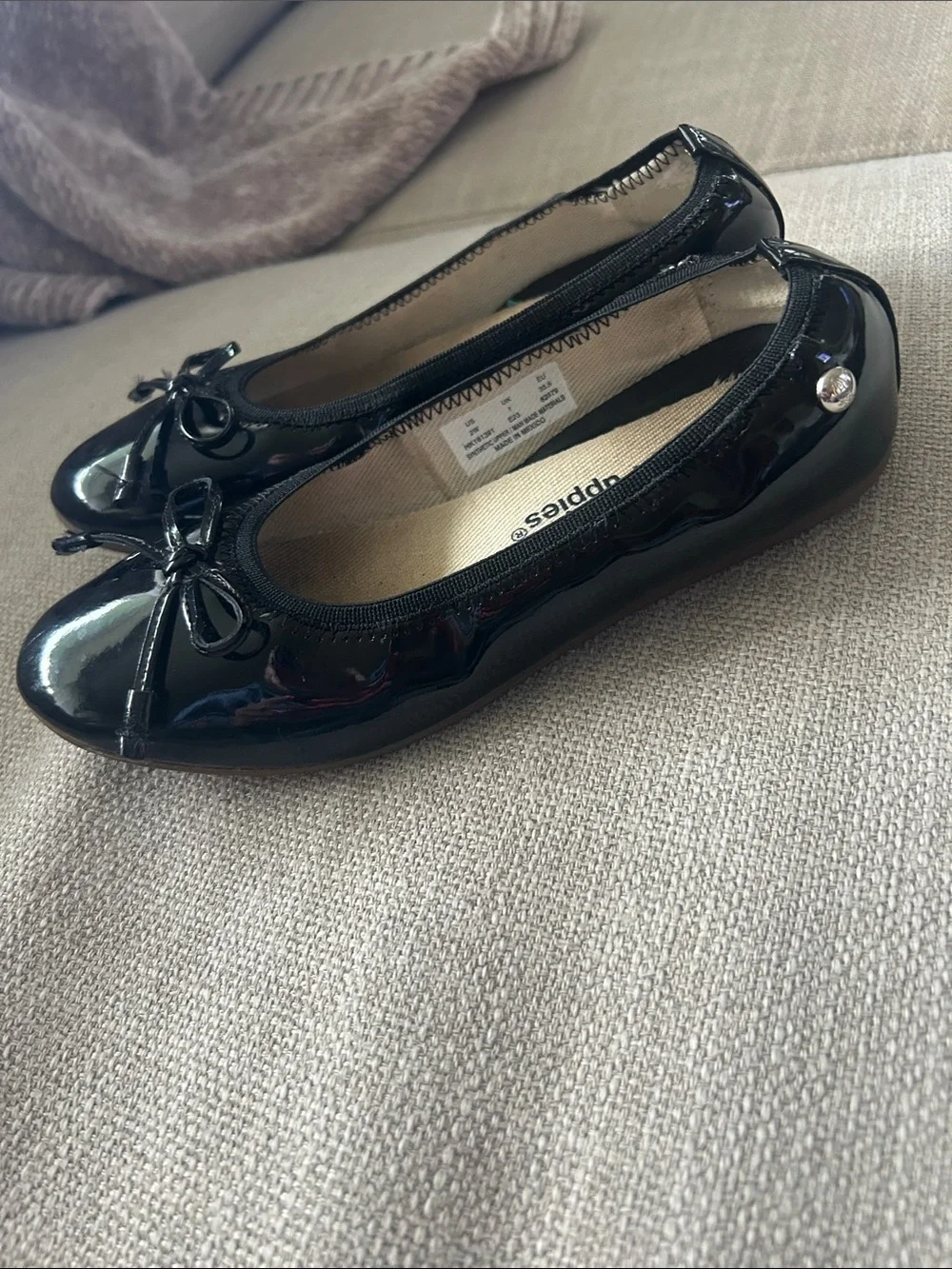 Hush Puppies Black Patent Ballet Flats with Bow Accent size 2